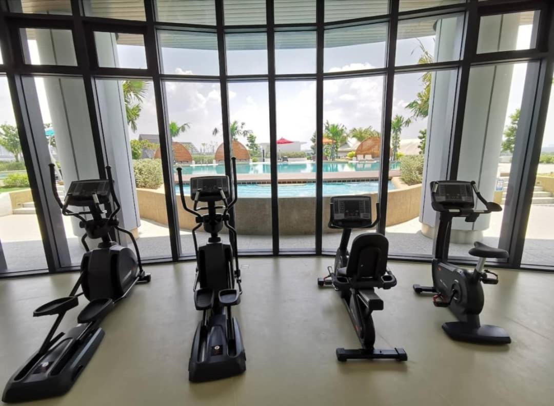 Almas Suites Poolview Netflix 100Mbps Bystay Nusajaya  Exterior foto