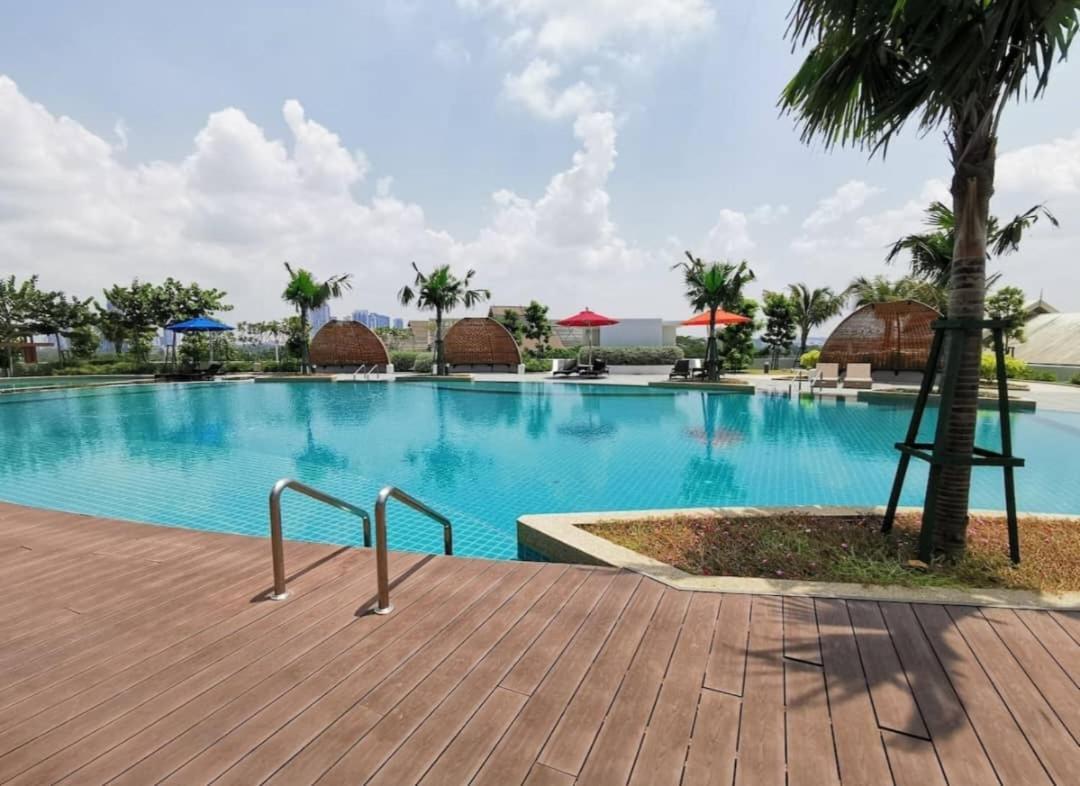 Almas Suites Poolview Netflix 100Mbps Bystay Nusajaya  Exterior foto